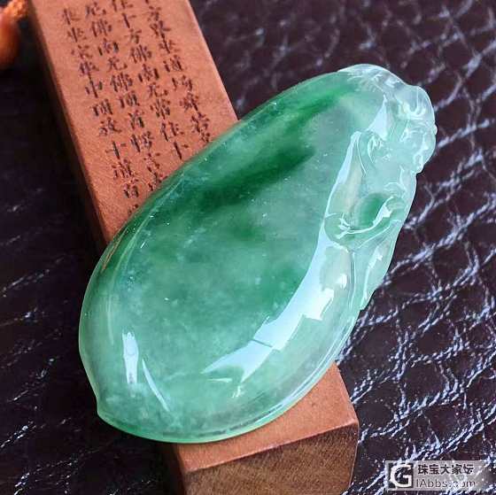 CM16 飘绿福瓜吊坠 种水好 质地细腻水润 上身非常亮眼 价格8500元_挂件翡翠