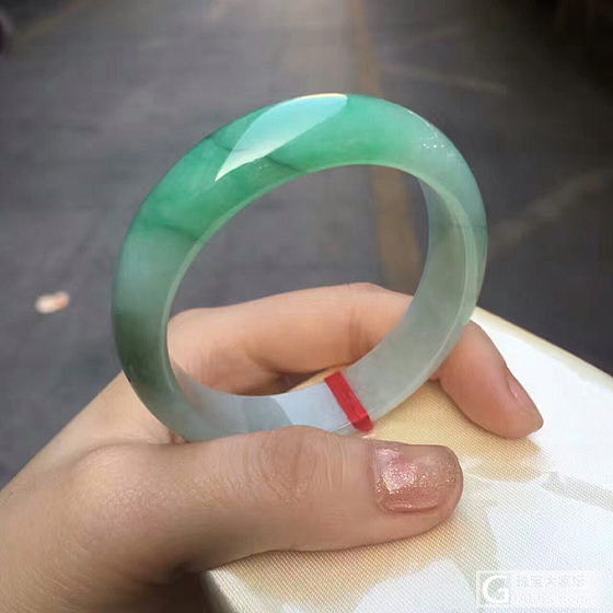 出一批手镯 挂件，纯A货无裂痕的缅甸翡翠，有芙蓉，糯米种，阳绿翡翠_挂件手镯翡翠