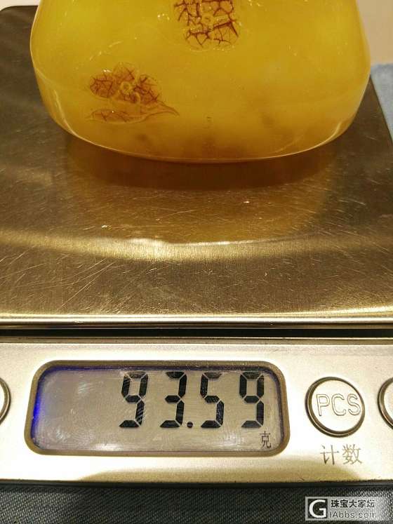 相当有艺术的😄佛😄字，带原皮的更有特色_蜜蜡挂件