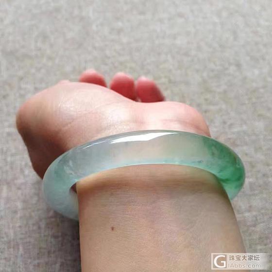 这个镯子好小！美啊，挡不住的魅力！_手镯翡翠