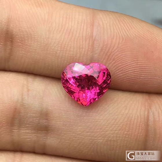 3.9ct Rubellite （卢比来碧玺）是颜色等级最棒的_碧玺