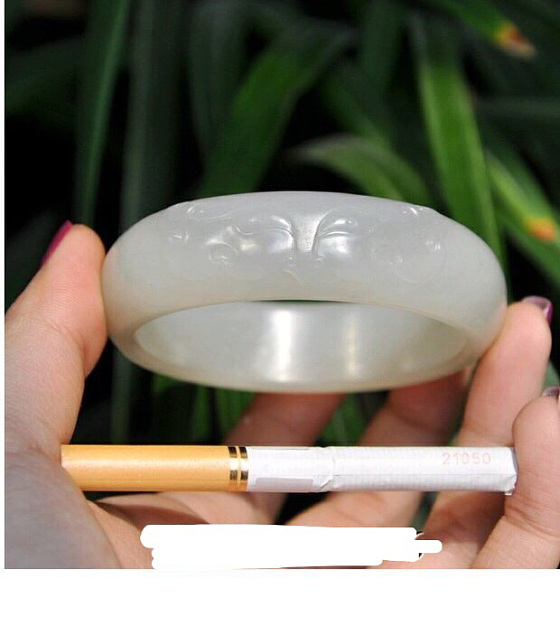 好吧...我又来了，帮看下这只镯值小五吗？_和田玉手镯