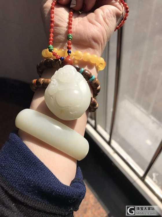 时隔几年，又一头入坑了。新收的籽镯和十年前收的原籽弥勒。_手镯和田玉