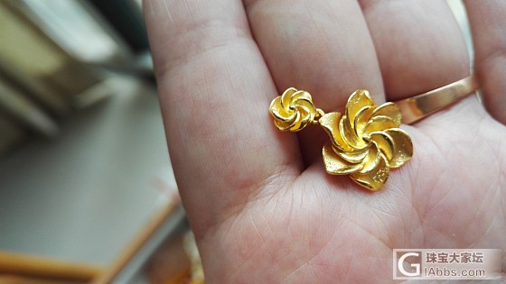坛里收的周大福栀子花坠_金吊坠