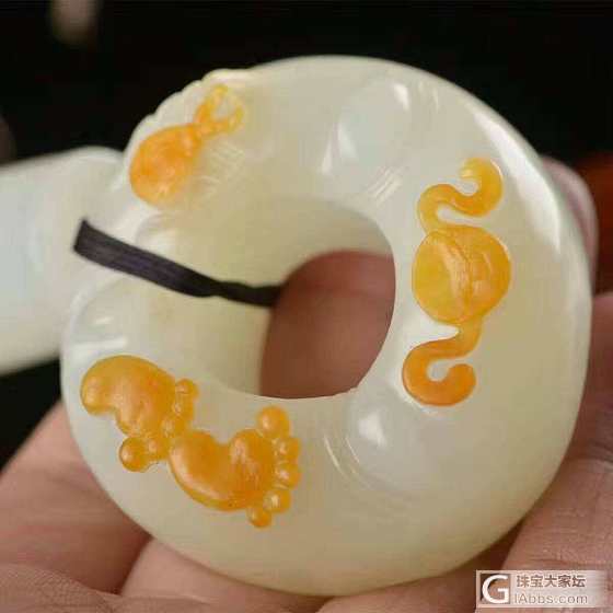 【知足常乐】和田玉细白油皮知足常乐扳指。玉质细白如脂，油润光亮，黄皮艳丽，巧琢遒..._和田玉