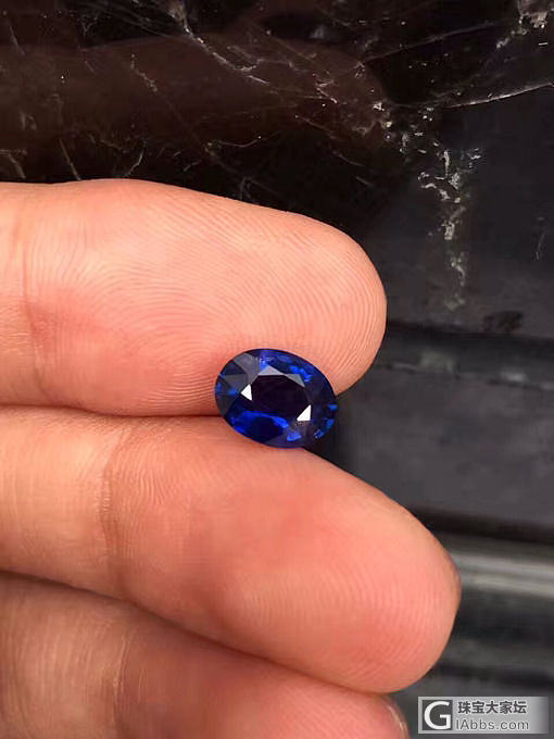 1.63克拉 无烧蓝宝石自然光下皇家蓝色  火彩璀璨 具有变色效应 肉眼干净 
..._蓝宝石刻面宝石