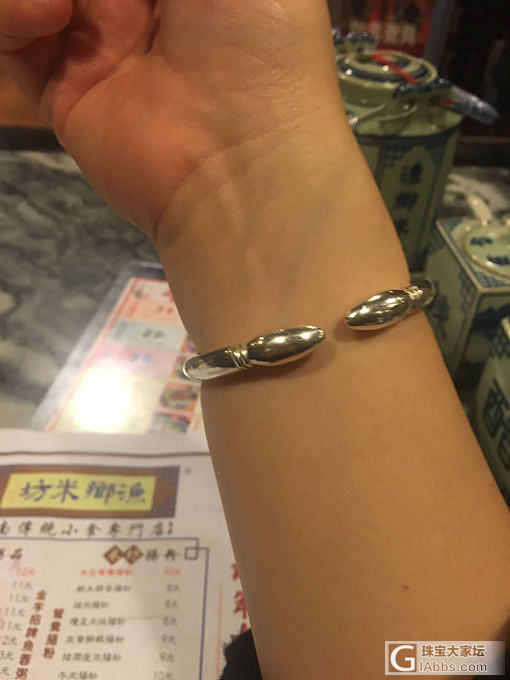 温婉的陈记梅。会是终生镯吧。_手镯银