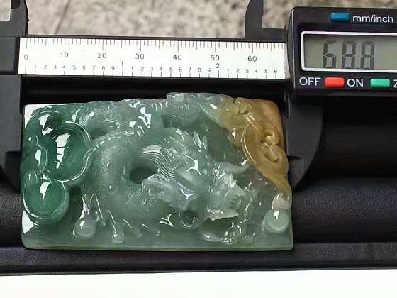 翡翠《龙牌》。质地细润，种水好。色泽鲜艳，做工精致完美，佩戴收藏佳品！实物更好_翡翠