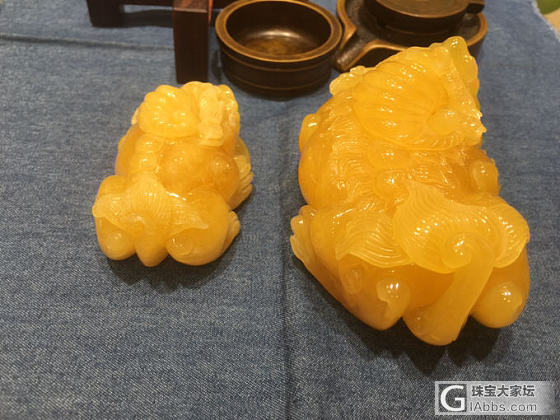 两貔貅，看看雕工如何_琥珀蜜蜡