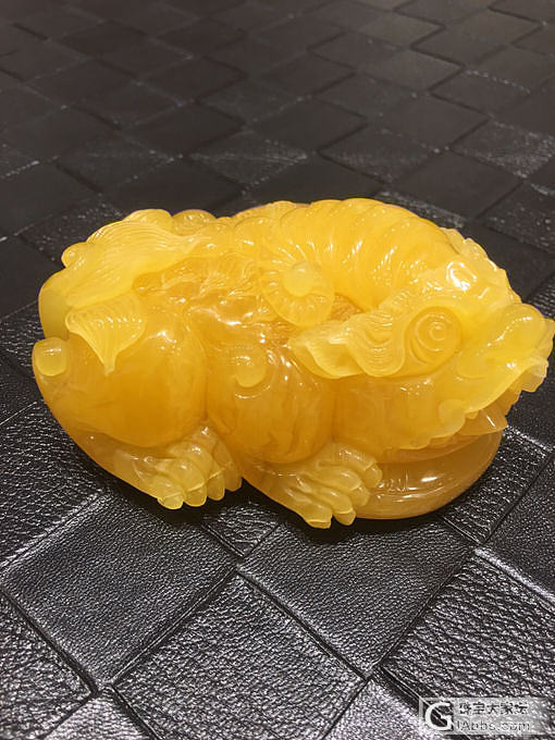 两貔貅，看看雕工如何_琥珀蜜蜡