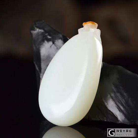 【富甲天下】和田玉羊脂级富甲天下挂件。玉质细腻莹润，玉色白皙，达羊脂级，器端皮色..._和田玉挂件