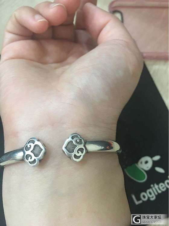 天气转暖啦，银镯看着又好看起来了，姐妹们，看看你们手上戴的是哪款镯子？_手镯银