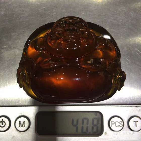 金棕正装坐弥勒，雕刻精细饱满，无裂微粉尘，尺寸48.5/62/23.2重40.8..._琥珀挂件