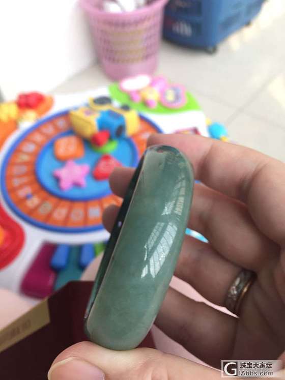 各位大神帮忙看看镯子大约值多少钱？_手镯翡翠