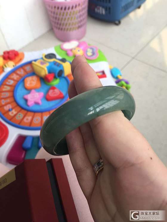 各位大神帮忙看看镯子大约值多少钱？_手镯翡翠