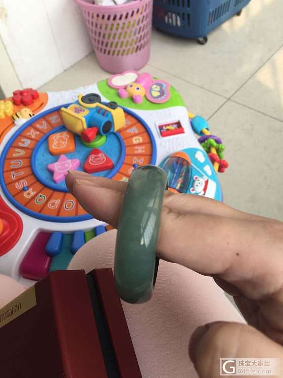 各位大神帮忙看看镯子大约值多少钱？_手镯翡翠
