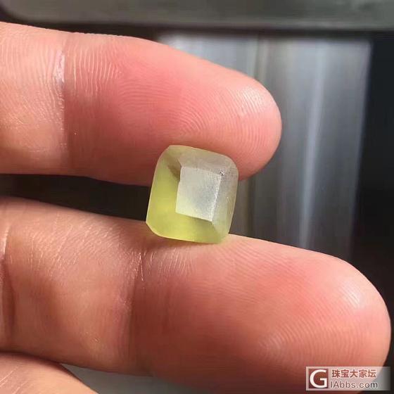 宝石原貌只是普通的石头，没有光彩，闪耀的珠宝都是工匠们在一张张简朴的工作台上用一..._打磨