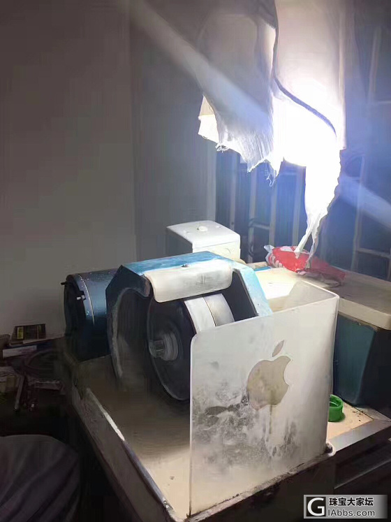 宝石原貌只是普通的石头，没有光彩，闪耀的珠宝都是工匠们在一张张简朴的工作台上用一..._打磨