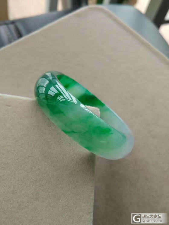 5万6 绿贵妃 值么_手镯翡翠