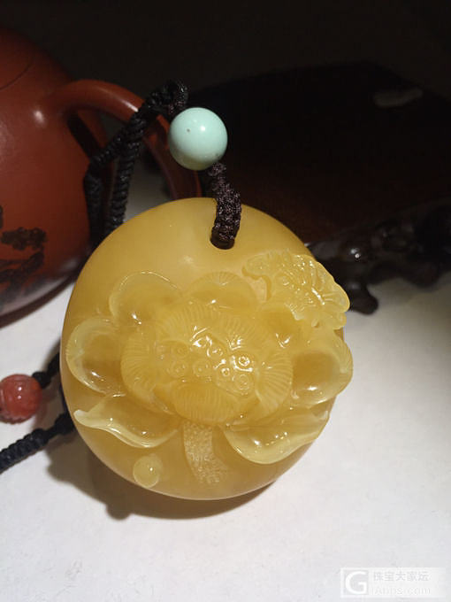 显摆一下大扣子，嘿嘿。大家鉴赏一下。_蜜蜡挂件