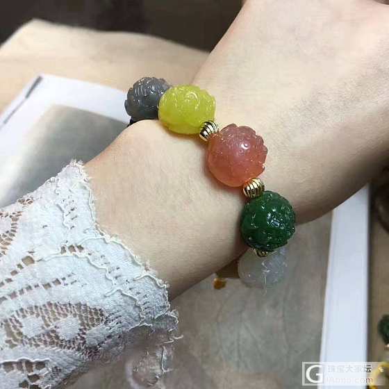   莲是百花中唯一能花、果（藕）、种子（莲子）并存的。_玉石珠串