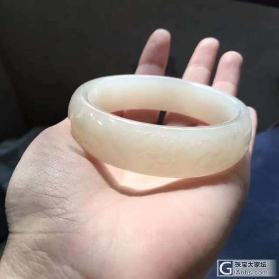   通体是细润柔情的暖白，质腻耐看，飘了一抹曼妙的浅浅粉色，温婉缠绵。_手镯和田玉