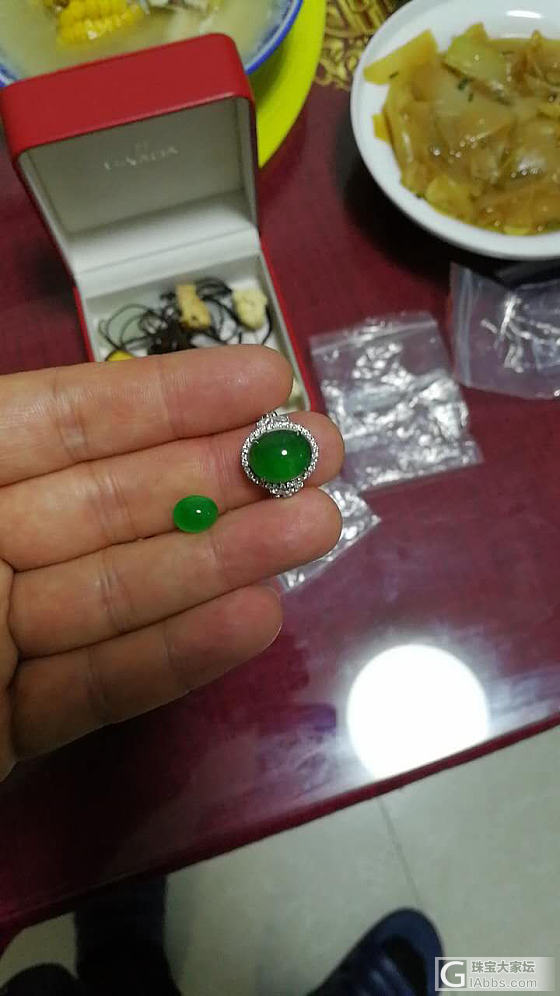 这两颗戒面，那颗更好一些？_戒面翡翠