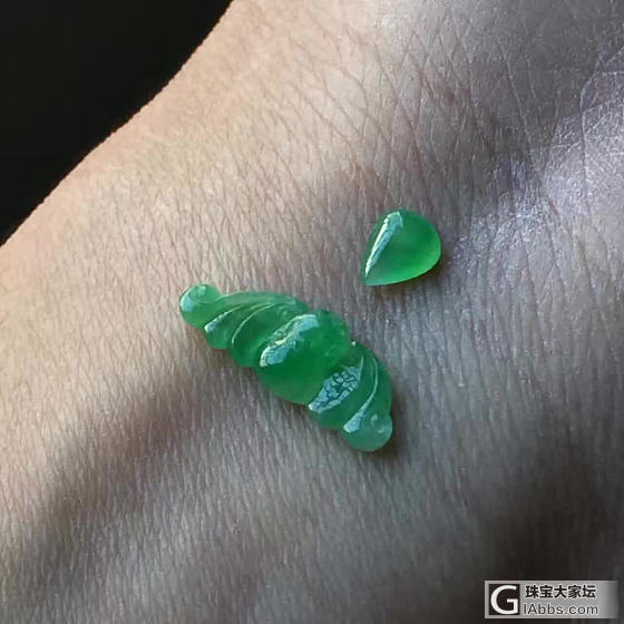 蝙蝠喝水_戒面翡翠