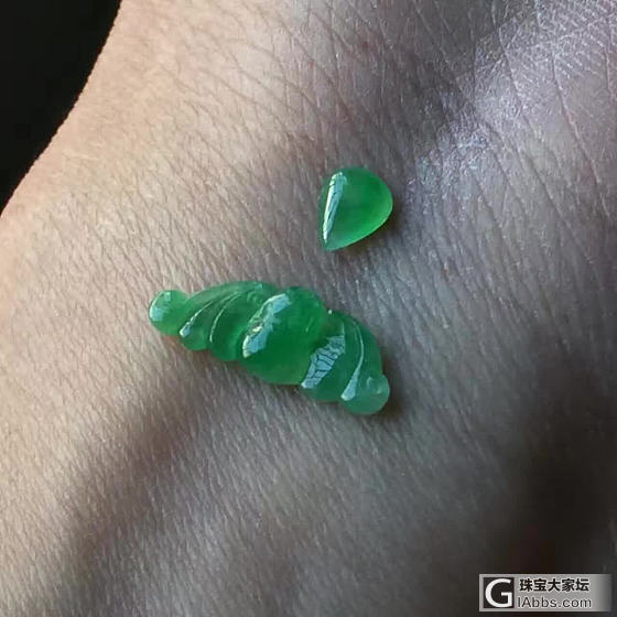 蝙蝠喝水_戒面翡翠