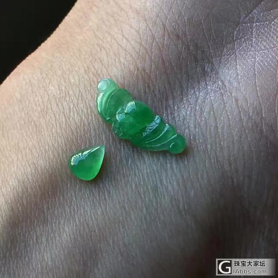 蝙蝠喝水_戒面翡翠