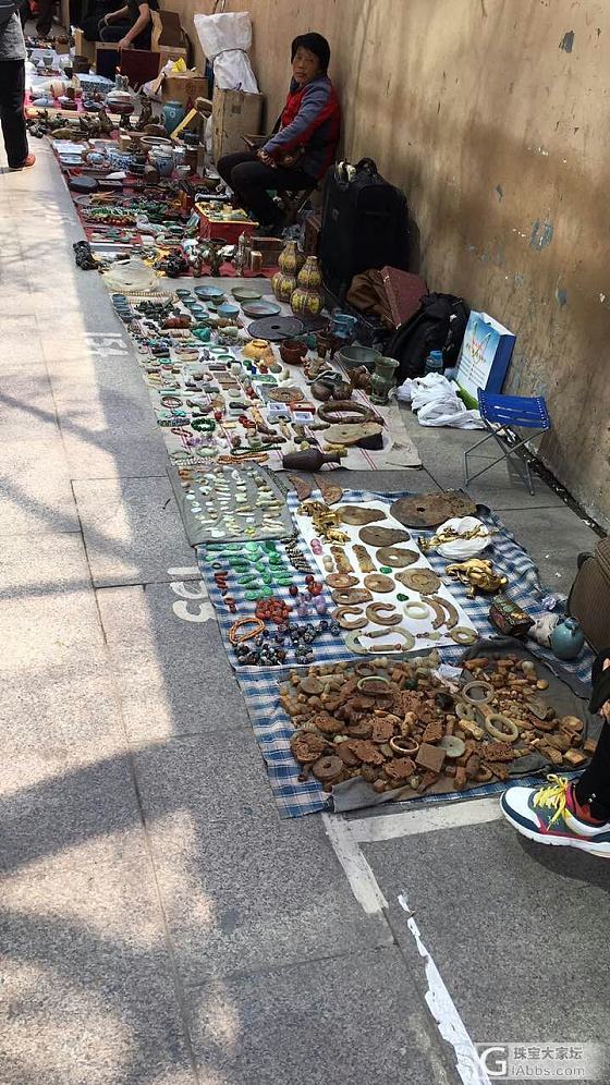 逛了一下古玩市场_集散地翡翠