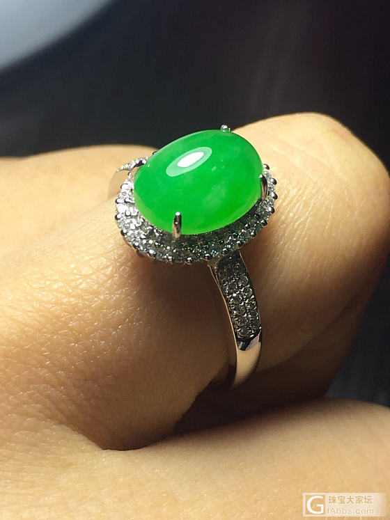 刚镶嵌好的翡翠绿戒指，送给妈妈很开心😄_戒指翡翠