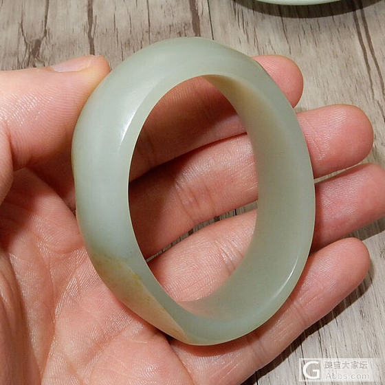 谁帮我看看这个手镯多少钱值得入_手镯和田玉