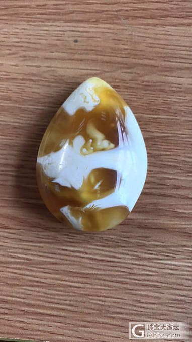 诸位看看，这个金绞白蜜蜡大吊坠会不会太壕了_吊坠蜜蜡