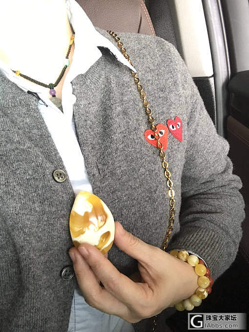 诸位看看，这个金绞白蜜蜡大吊坠会不会太壕了_吊坠蜜蜡