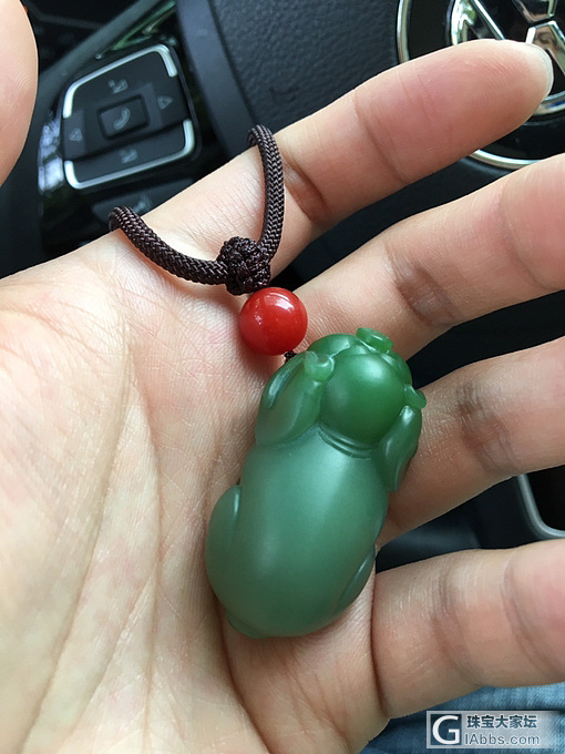 给新得的小猪拍了几张车里照_挂件和田玉