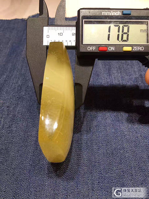 59.5克，纯天然蜜蜡特色金绞白花蜜大牌子，非常特色漂亮，里面蜜蜡纹漂亮还有布满..._牌子琥珀蜜蜡