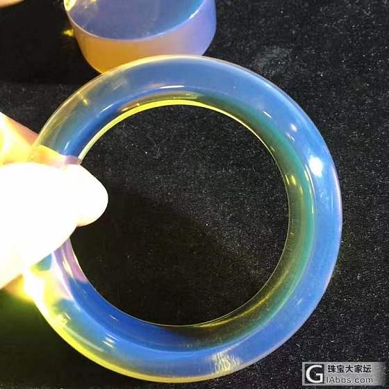好蓝的琥珀手镯_琥珀手镯