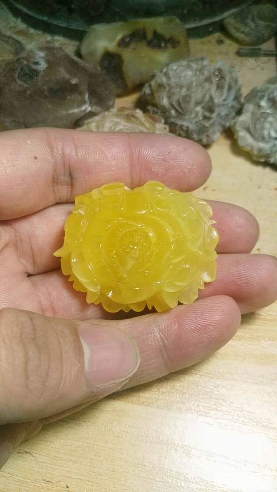 工厂现场卖货_花件琥珀蜜蜡