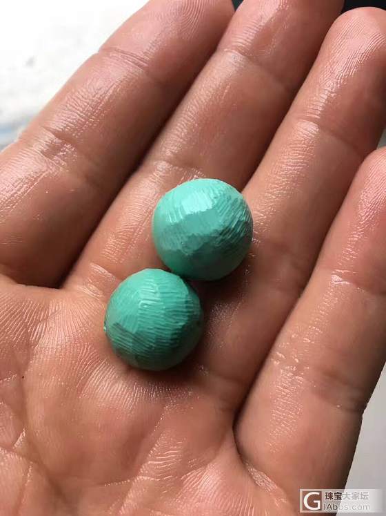 这两颗15mm的大圆珠是雕刻图案好看呢？还是不雕好看，雕刻又雕些什么图案好看？_松石雕刻