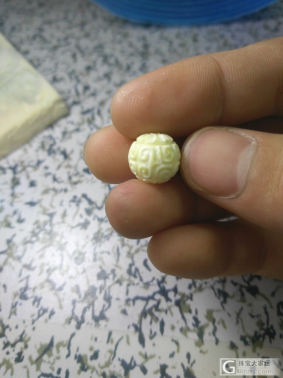 白蜜回纹珠，我哥手工雕的，比机雕的是不是有生气些？_雕刻蜜蜡