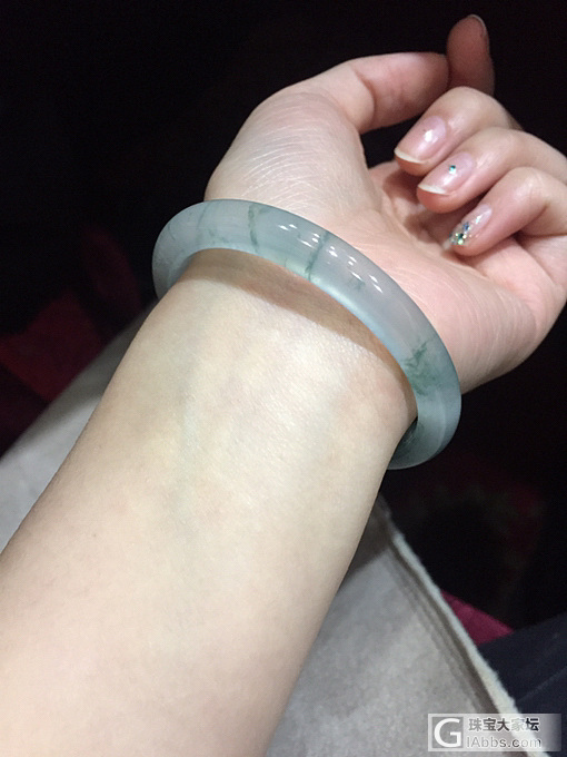 出一个 翡翠冰种飘蓝花手镯_手镯翡翠