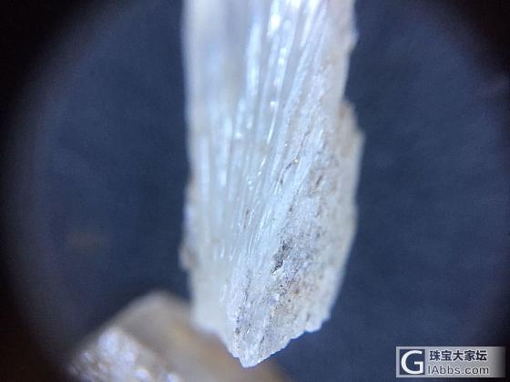 人们都说鱼眼石、请各位前辈行家、看看我最近出去玩偶然崖缝里发现的、板状的_原石鱼眼石