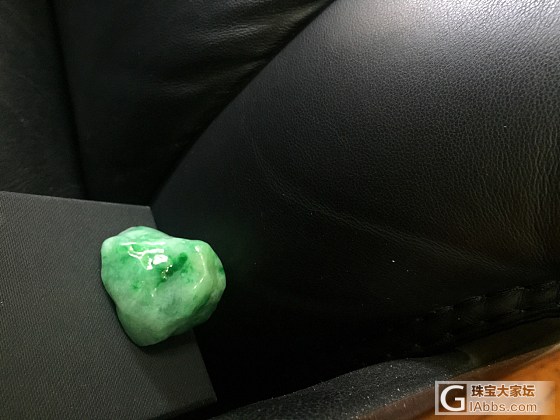 蒙包抛光的小石头到了，上图给大家看看还值得雕刻吗？_明料翡翠