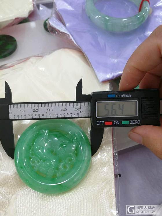 这几个宝贝大师们给看看、顺便估估价。谢谢！_挂件翡翠