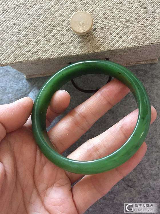 托朋友从石佛寺给姑姑带的碧玉镯子_手镯和田玉