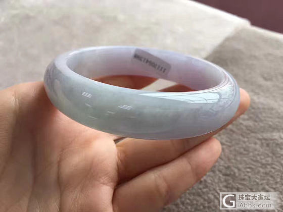 请大家看这个手镯能不能买？_手镯翡翠