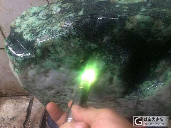请帮忙看看这块石头_赌石