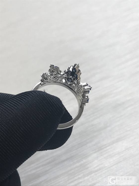 做工很精致的一款碎镶蓝宝皇冠戒指哦._戒指蓝宝石