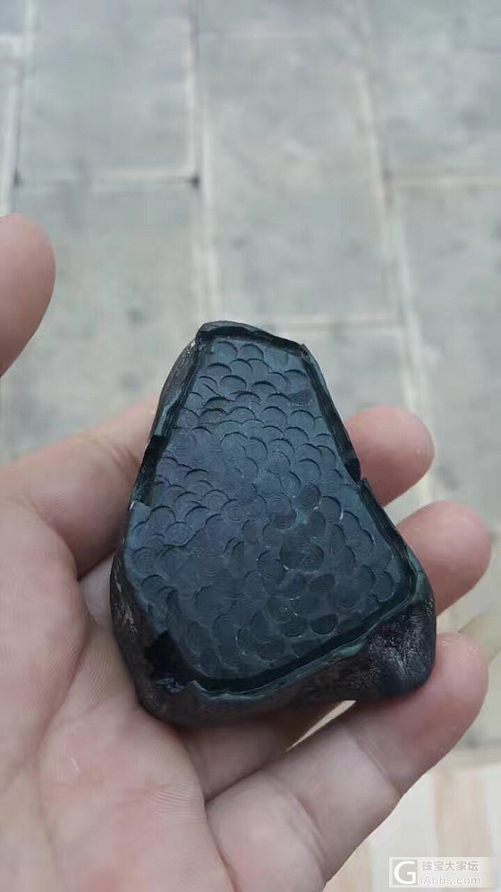 kz2老坑莫湾基水泥皮墨翠牌子料，黑度相当好，种老肉质干净，厚装牌子可以做两个。..._赌石